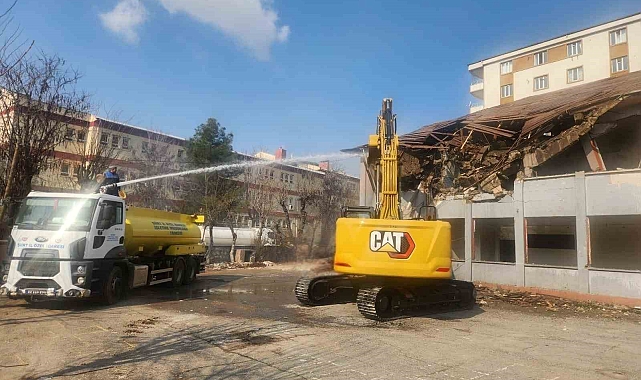 Siirt'te Metruk Atatürk İlkokulu Yıkılıyor, Yerine Otopark Yapılıyor