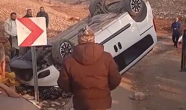 Siirt'te virajı alamayan araç devrildi