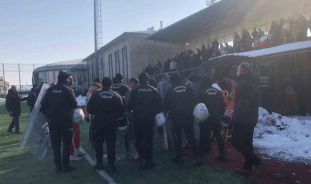 Sivas'ta amatör maçta ortalık karıştı