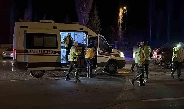 Sivas'ta Feci Kaza: Minibüs ile Hafif Ticari Araç Çarpıştı, 7 Yaralı