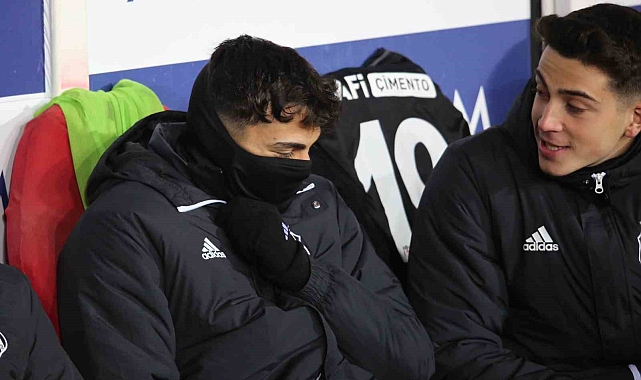 Sivas'ta Termometreler -7'yi Gösterdi: Beşiktaşlı Yedekler Battaniyeye Sarıldı