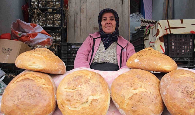 Soğuk havaya ve yaşına rağmen "Ekmek parası" kazanıyor