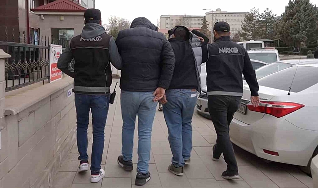 Şüpheli araçta binlerce uyuşturucu hap ele geçirildi: 2 tutuklama