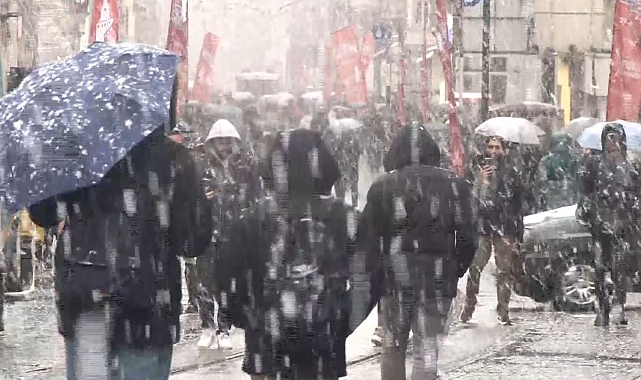 Taksim'de lapa lapa kar yağışı etkili oldu