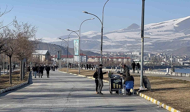 Tatvan'da güneşli havayı fırsat bilen vatandaşlar sahile akın etti