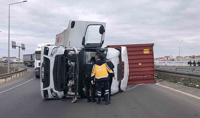 Tekirdağ'da Tır Devrildi: Sürücü Yaralandı