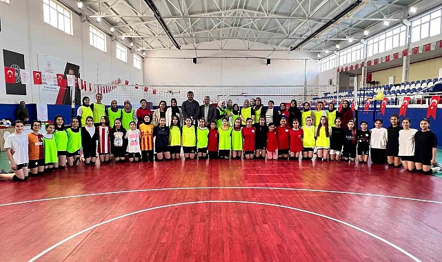Tomarza'da 'Anne ve Kızları Voleybol Turnuvası' dolu dolu geçti