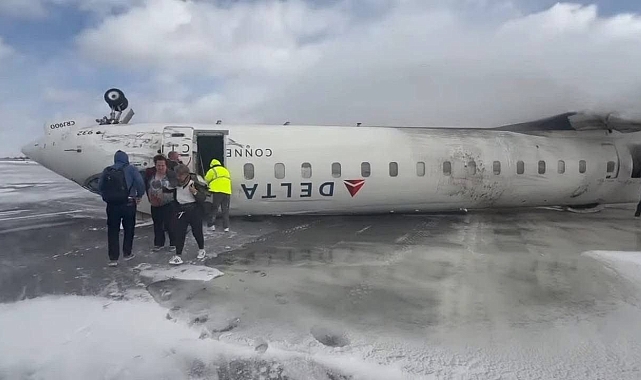 Toronto'da Uçak Kazası: İniş Yapan Yolcu Uçağı Ters Döndü