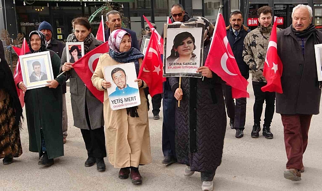 Van'da Annelerden PKK'ya Tepki: "Evlatlarımızı Almadan Buradan Ayrılmayacağız!"