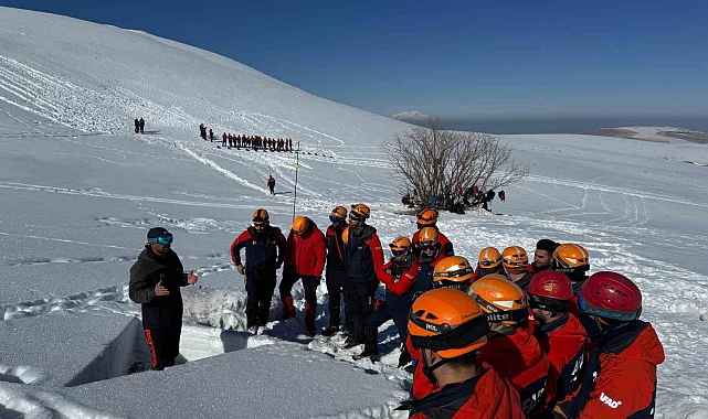 Van'da Çığ Eğitimleri Üçüncü Haftasında da Devam Ediyor