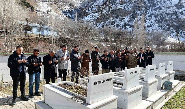 Van'da çığ şehitleri mezarları başında anıldı