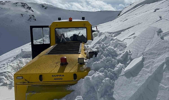 Van'da Çığ Tehlikesi: İş Makinesi Operatörü Son Anda Kurtuldu