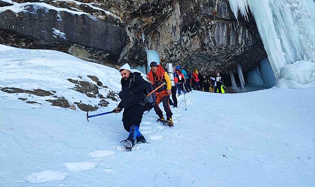Van'da Dağcılar Erek Dağı'ndaki Buzul Mağaralarına Tırmandı