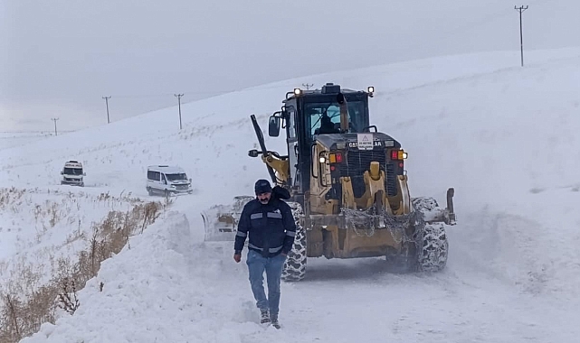 Van'da Tipi ve Kar Nedeniyle Mahsur Kalan Öğrenci ve Vatandaşlar Kurtarıldı
