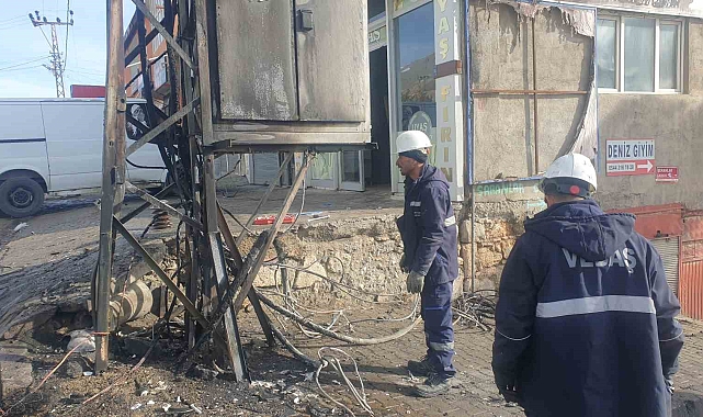 Van'ın Başkale ilçesinde sabah saatlerinde bir elektrik trafosunda yangın çıktı