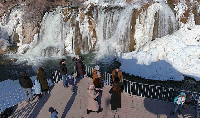 Van'ın Muradiye Şelalesi, Donmuş Manzarasıyla Büyülüyor