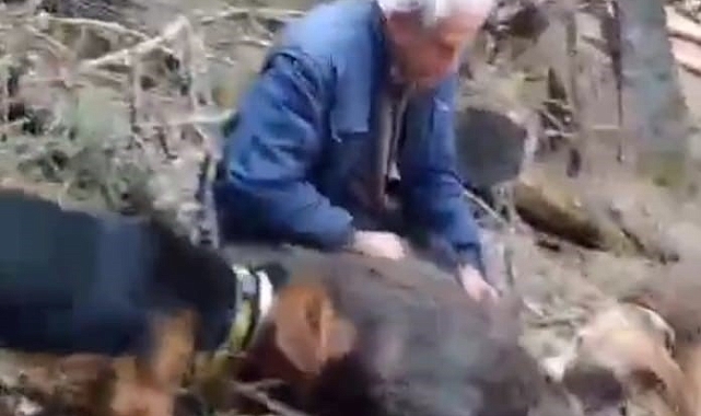 Yaban domuzunu elleriyle yakaladı
