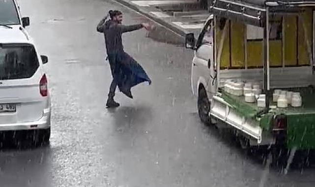 Yağan kara aldırış etmeyen seyyar satıcı sokak ortasında oynadı