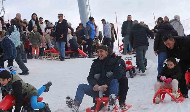 Yarıyıl tatilinin son gününde Ilgaz Dağı'nda kayarak eğlendiler