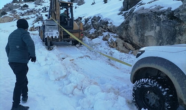 Yayla Dönüşü Kar ve Tipi'ye Yakalanan 3 Kişi Kurtarıldı
