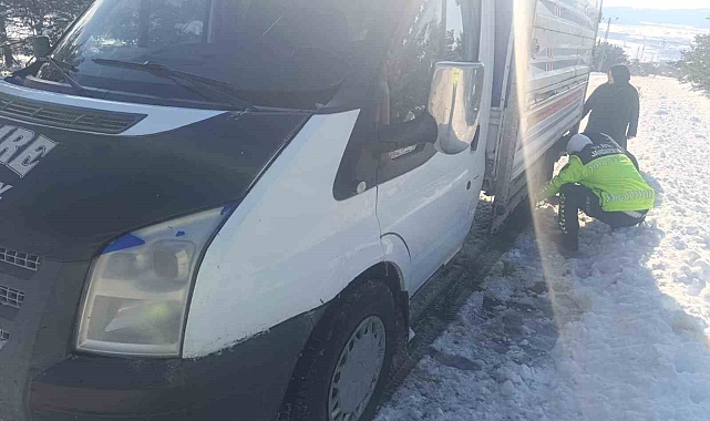 Yozgat'ta Kara Saplanan Araç Jandarma Tarafından Kurtarıldı
