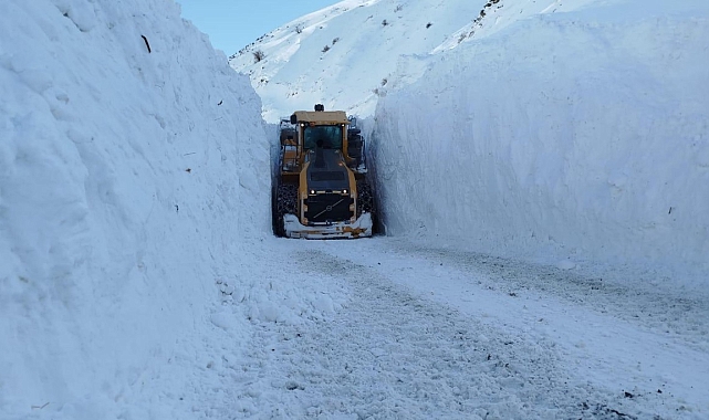 Yüksekova'da 5 metreyi geçen kar tünellerinde çalışma
