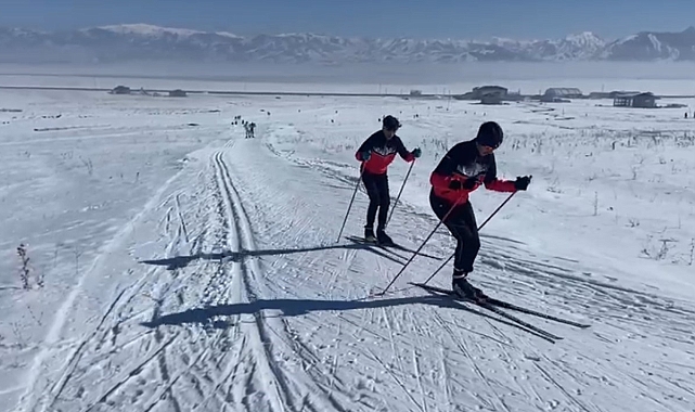 Yüksekova'da Kayaklı Koşu Heyecanı: Sporcular Karlı Dağlarda Antrenman Yapıyor