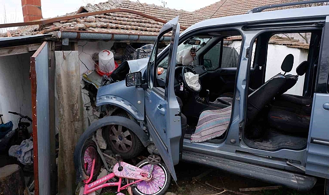 Edirne'de Otomobil Evin Duvarına Çarptı: Savaş Alanına Döndü