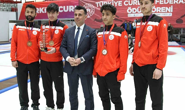 Erzurum'da Curlingde Büyük Başarı: Aile ve Sosyal Hizmetler Takımı Türkiye Üçüncüsü Oldu
