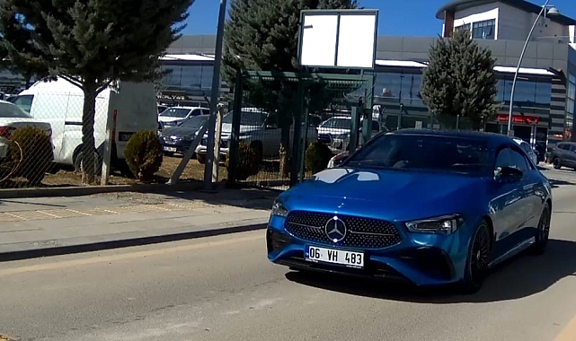 Gasp edildiği kişilerden kurtulmak için otomobilden atlayan adamın sağlık durumu ciddiyetini koruyor