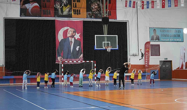 Kars'ta Kız Çocukları Futbol Sahasında! UEFA Playmakers Projesi Başladı