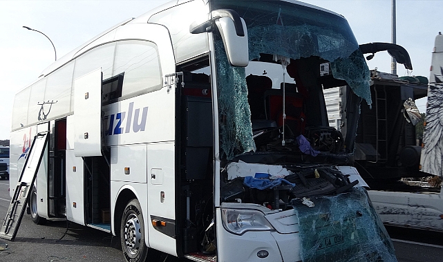 Kütahya'da Yolcu Otobüsü ile Tır Çarpıştı: 12 Yaralı