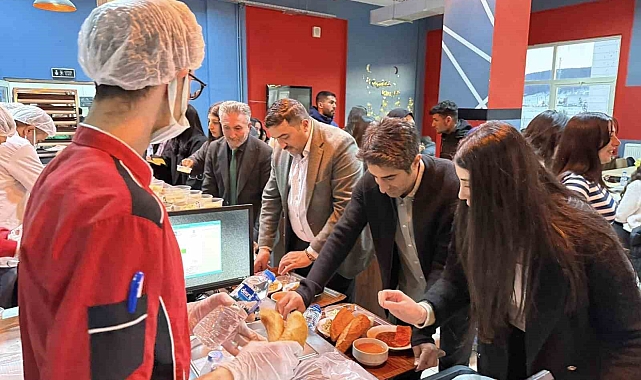 Sarıkamış'ta Kaymakam ve Belediye Başkanı Öğrencilerle İftar Yaptı
