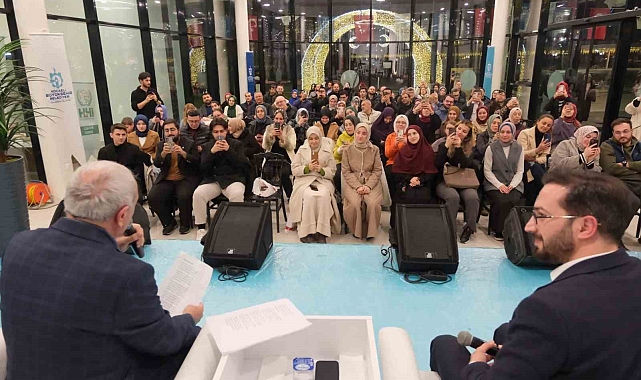 Ünlü yazar gençlere seslendi: "Büyük düşünün ve cesur adımlar atın"