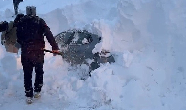 Bayburt'ta Kara Gömülen Otomobil Film Gibi Operasyonla Kurtarıldı