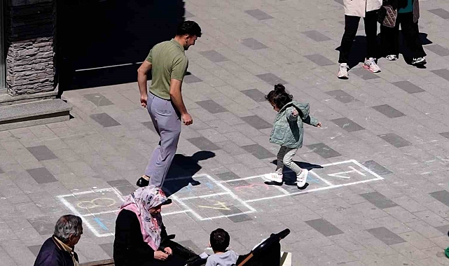 Düzce'den 23 Nisan'a Özel Nostaljik Dokunuş: Kaldırımlar Seksekle Şenlendi