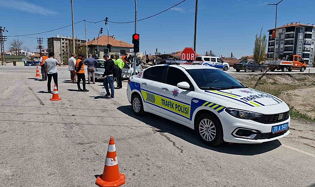 Karaman'da Kavşakta Çarpışan İki Otomobilden Biri Ters Döndü: 2 Yaralı