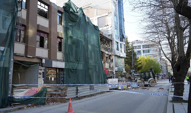 Kastamonu'da 5 Katlı Bina Yıkım Sırasında Çöktü: Cadde Ulaşıma Kapandı