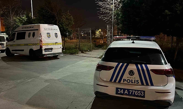Küçükçekmece'de Boş Arazide Çürümüş Erkek Cesedi Bulundu