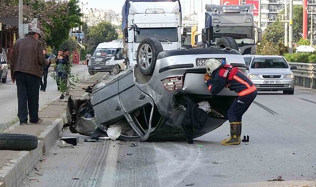 Mersin'de Kontrolden Çıkan Otomobil Kazası: Yaralılar El Ele Yardım Bekledi