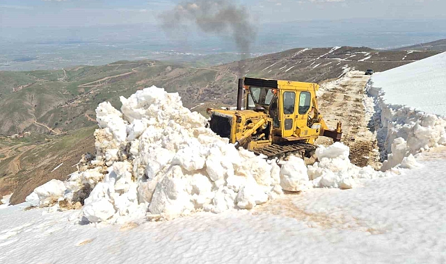 Muş'ta Kar Engel Tanımıyor: İl Özel İdaresi Ekipleri Metrelerce Karda Yol Açma Mücadelesi Veriyor