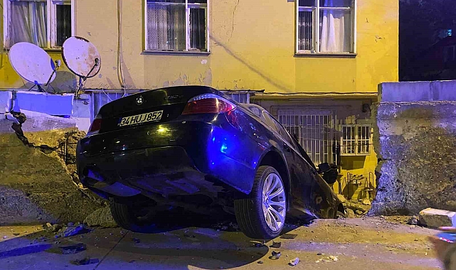 Üsküdar'da Kontrolden Çıkan Lüks Otomobil Evin Bahçesine Uçtu, İçindekiler Kaçtı