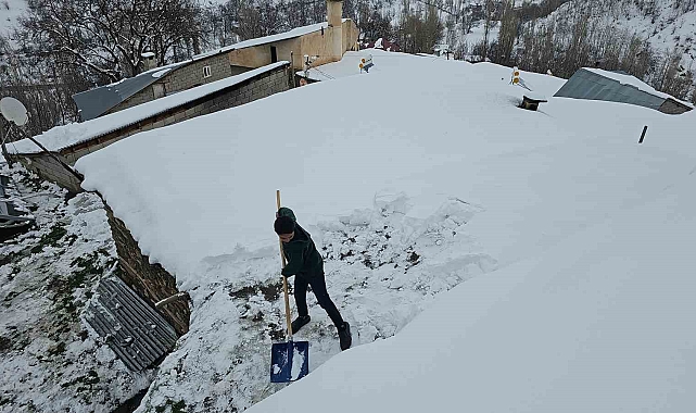 Van Bahçesaray'da Nisan Ayında Kar Sürprizi