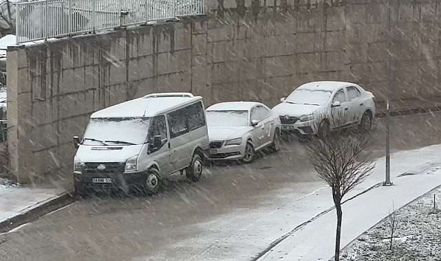 Yüksekova Nisan Ayında Beyaza Büründü: Kar Yağışı Etkili Oldu