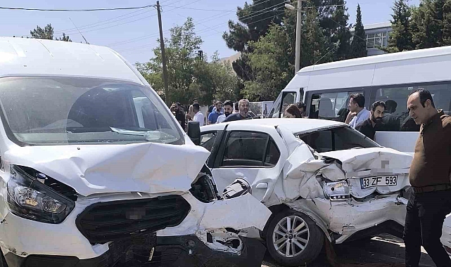 Mardin'de Freni Patlayan Tır Kırmızı Işıkta Katliam Yarattı: 7 Yaralı!