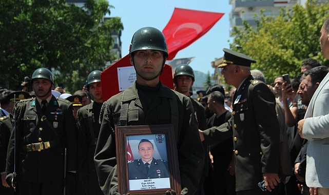 Şehit Üsteğmen Ege Akar İzmir'de Son Yolculuğuna Uğurlandı