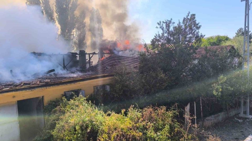 Sungurlu'da Tarla Yangını Binaya Sıçradı