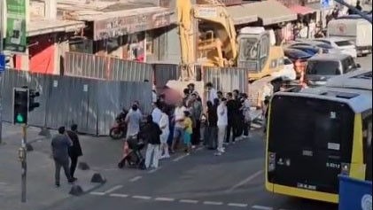 Arnavutköy'de Motokurye Kaza Yaptı, İnşaat Alanına Uçtu