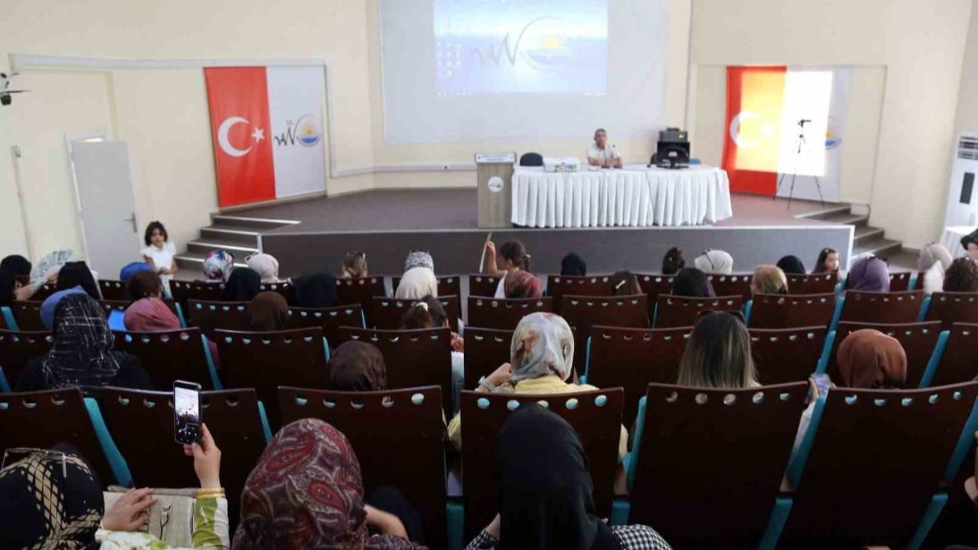 Van Büyükşehir Belediyesi, ADEM Usta Öğreticilerine "İş Ahlakı" Semineri Verdi