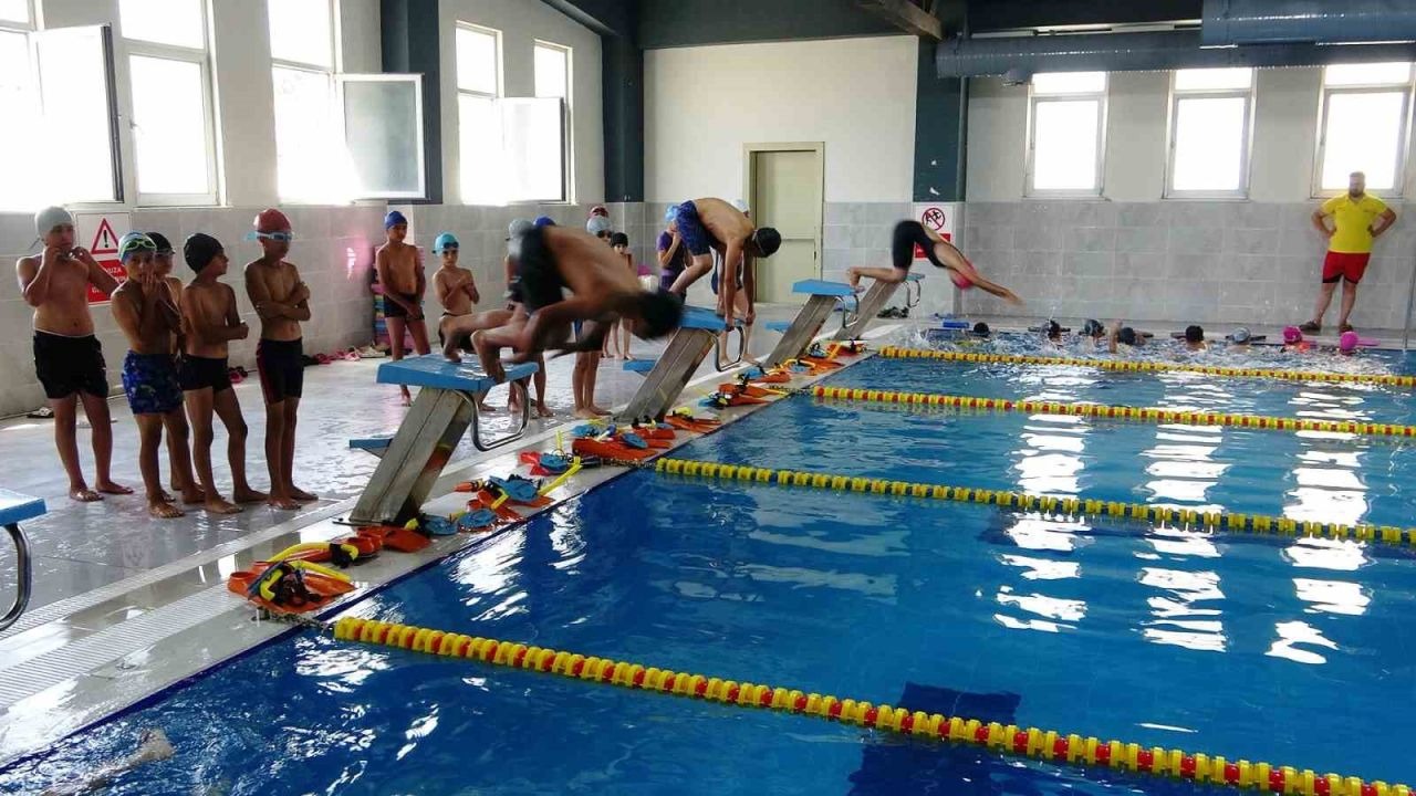 Van'daki Yarı Olimpik Yüzme Havuzları Yoğun İlgi Görüyor